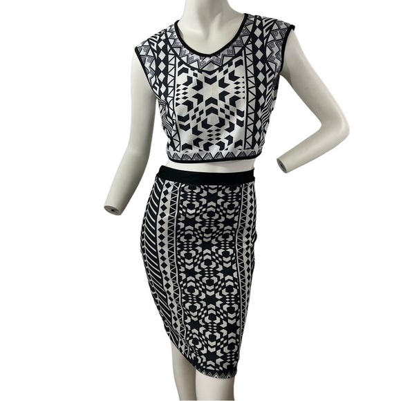 TWO piece geometric print pencil skirt and crop top - Picture 2 of 14